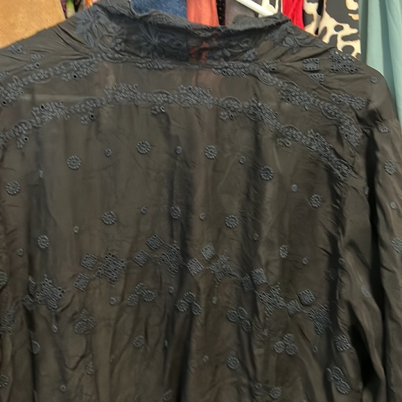 Johnny Was beautifully embroidered topper with two small pockets, cause why not? - Picture 6 of 8